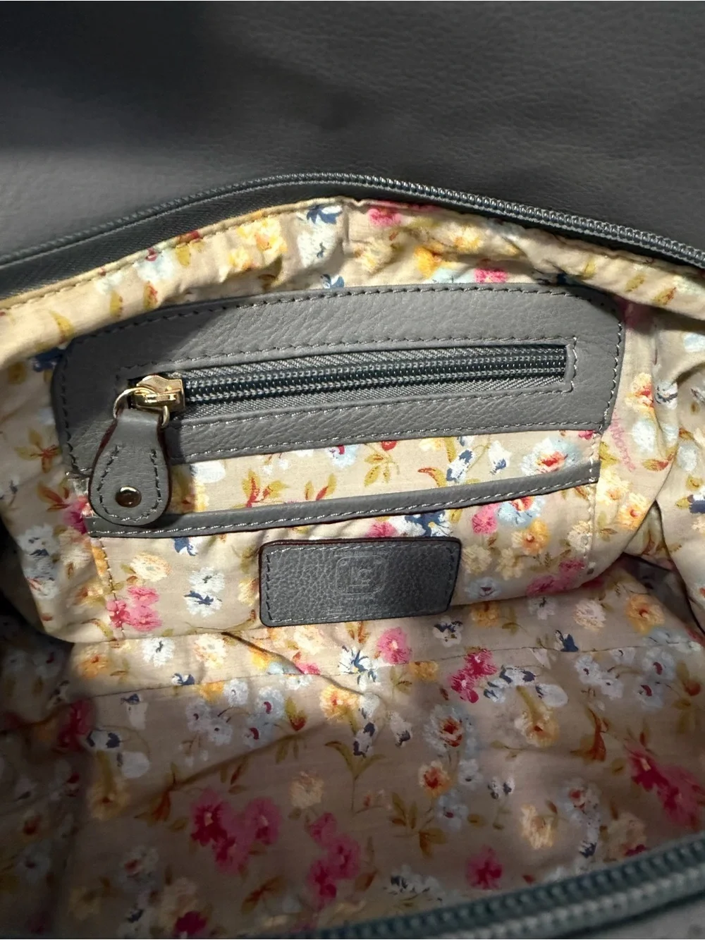 Liz Claiborne Gray Leather Shoulder Bag Pre-loved, timeless Hobo, Classic